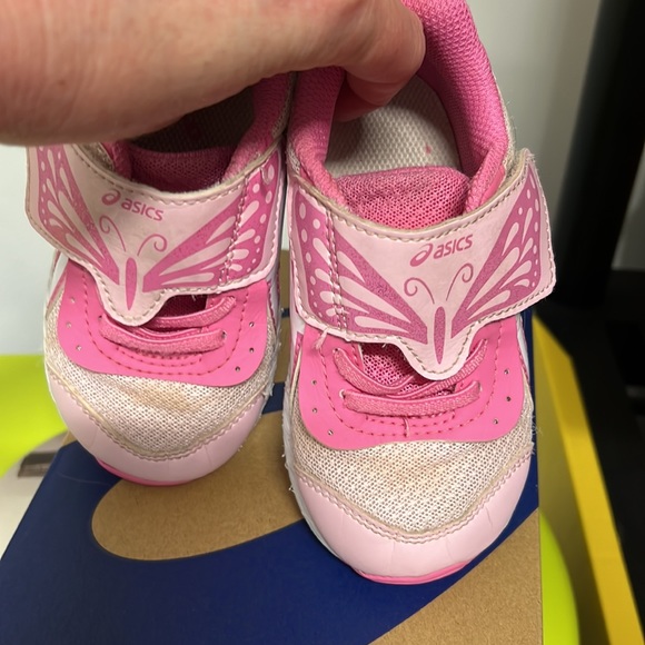 Asics Girls Tennis Shoes. - Picture 2 of 5